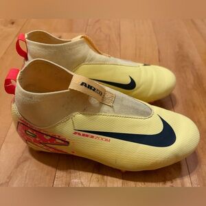 Kids Nike Air Zoom Yellow Soccer Cleats (size 2)